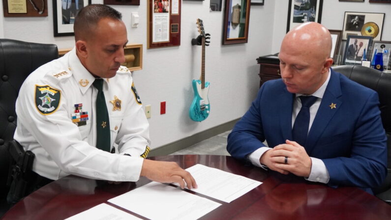 El sheriff del condado de Lee, Carmine Marceno (I), revisa los datos de reclutamiento con el comandante Christopher Lalor en octubre de 2021. (Jann Falkenstern/The Epoch Times)
