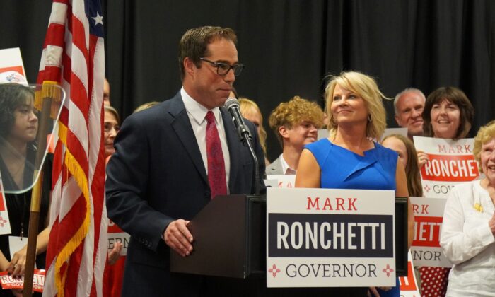 El candidato a gobernador del Partido Republicano de Nuevo México, Mark Ronchetti, se dirige a sus partidarios en Albuquerque, Nuevo México, el 7 de junio de 2022. (Steven Kovac/The Epoch Times)
