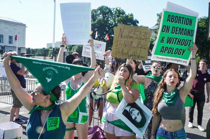 Manifestantes proaborto de Rise Up 4 Abortion Rights se visten de verde mientras protestan frente a la Corte Suprema de Estados Unidos, en Washington, el 15 de junio de 2022. (Jackson Elliott/The Epoch Times)

