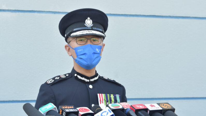El comisario de la Policía de Hong Kong, Raymond Siu Chak-yee, se dirige a los medios de comunicación tras el desfile de graduación en la Escuela de Policía de Aberdeen el 27 de noviembre de 2021. (Bill Cox/The Epoch Times)
