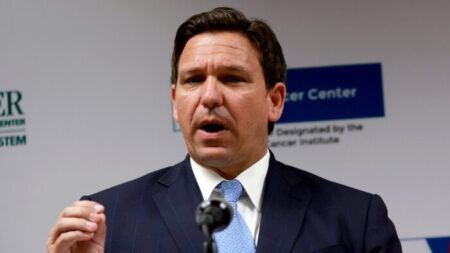 DeSantis reafirma su posición sobre las vacunas y dice que Florida no «inyectará» a los bebés