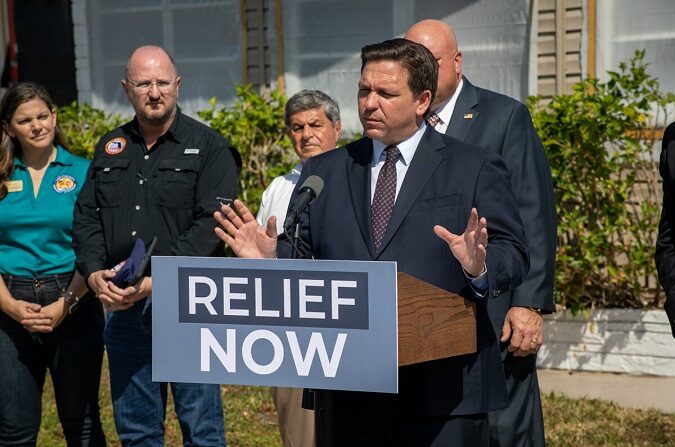 El gobernador de Florida, Ron DeSantis, se dirige a los medios de comunicación en Fort Myers, Florida, en febrero de 2022 (Cortesía de la Oficina del Gobernador)
