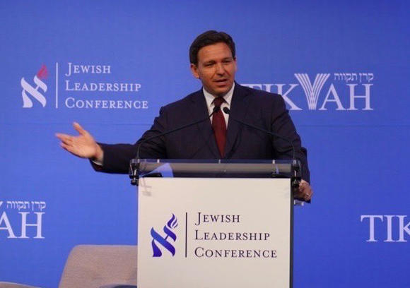 El gobernador de Florida, Ron DeSantis, habla en la Conferencia de Liderazgo Judío, en la ciudad de Nueva York, el 12 de junio de 2022. (Cortesía de Ron DeSantis en Twitter)