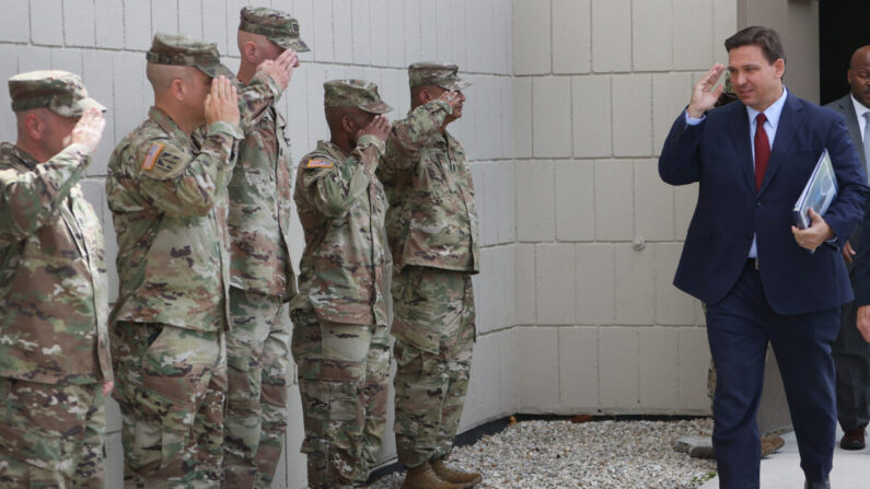 El gobernador de Florida, Ron DeSantis, llega a una ceremonia de firma de un proyecto de ley en el Arsenal Robert A. Ballard de la Guardia Nacional de Florida el 07 de junio de 2021, en Miami, Florida. (Joe Raedle/Getty Images)
