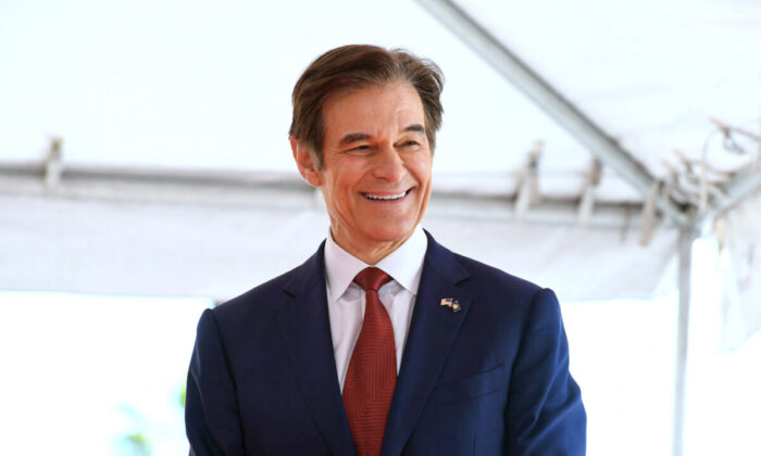 El Dr. Mehmet Oz recibe una estrella en el Paseo de la Fama de Hollywood en Hollywood, California, el 11 de febrero de 2022. (JC Olivera/Getty Images)