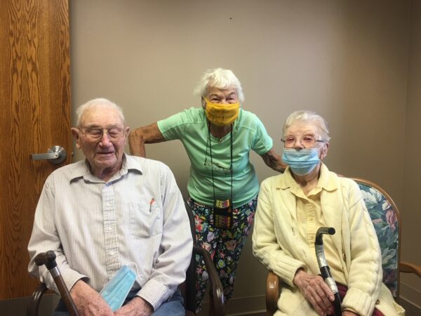Norma con Jim Patterson, de 100 años, su primer novio, y su esposa en Oshkosh, Nebraska. (Cortesía de Teresa McFarland)