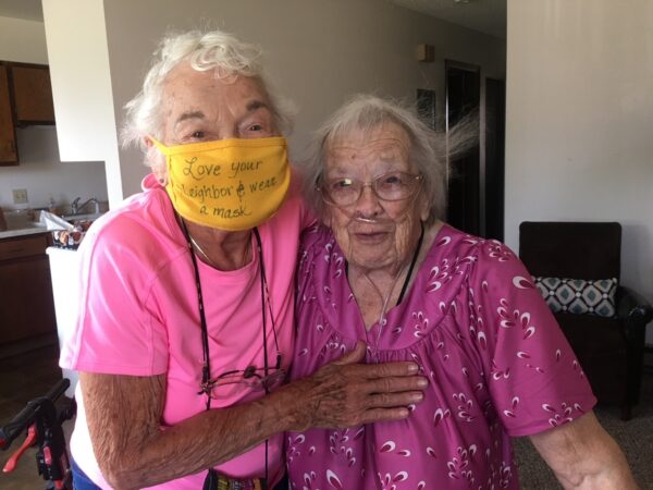 Norma con una vieja amiga, "Muggy" Delores, a quien solía cuidar en Lewellen, Nebraska. (Cortesía de Teresa McFarland)