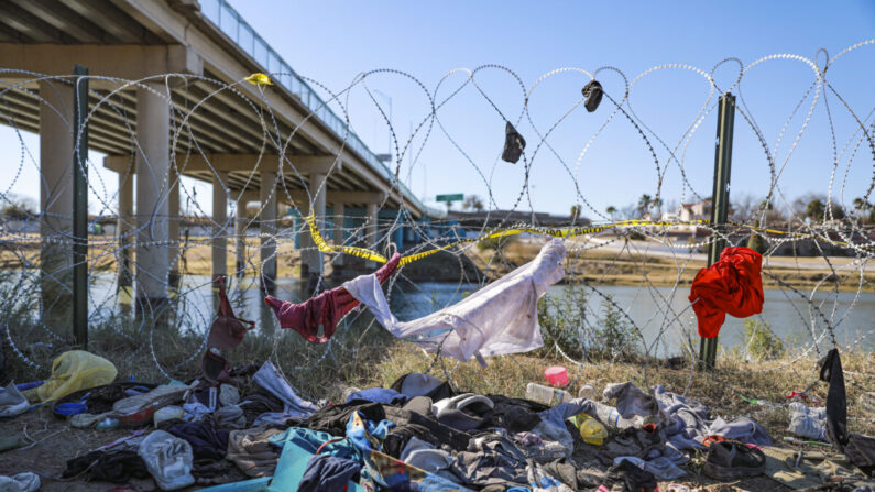 Algunos de los montones de ropa y basura desechados por los inmigrantes ilegales después de cruzar el Río Grande desde México bajo el puente internacional en Eagle Pass, Texas, el 25 de enero de 2022. (Charlotte Cuthbertson/The Epoch Times)
