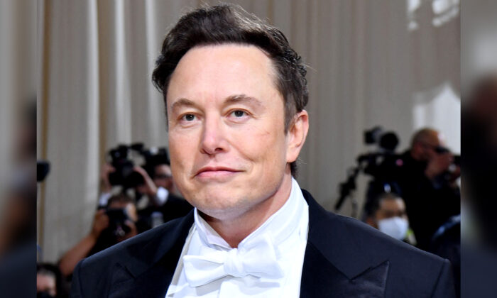 El CEO e ingeniero en jefe de SpaceX, Elon Musk, llega para la Met Gala 2022 en el Museo Metropolitano de Arte de Nueva York, el 2 de mayo de 2022. (Angela Weiss/AFP a través de Getty Images)