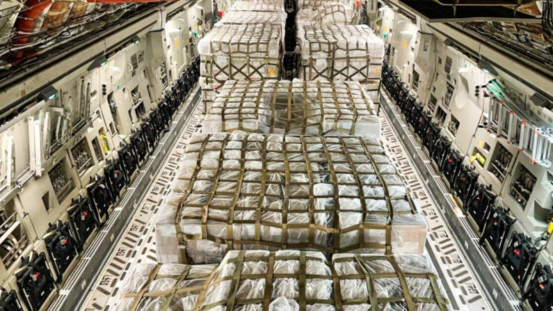 Un cargamento de fórmula para bebés se ve en un C-17 militar de Estados Unidos en un aeropuerto en Indianápolis el 22 de mayo de 2022. (@POTUS en Twitter)
