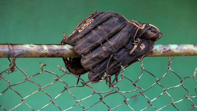 Vista general del guante de béisbol. EFE/ Orlando Barría/ Archivo