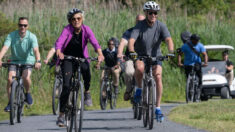 Biden se cae de la bicicleta durante un paseo por la playa