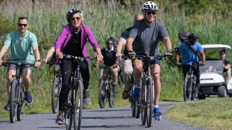 El presidente de Estados Unidos, Joe Biden, y la primera dama Jill Biden montan en bicicleta en el Parque Estatal Gordon's Pond en Rehoboth Beach, Delaware, el 18 de junio de 2022. (Saul Loeb/AFP vía Getty Images)
