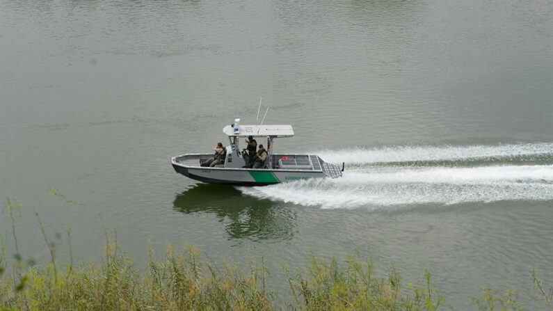 Fotografía de archivo de una vista de un bote de la Patrulla Fronteriza estadounidense patrullando en el Río Grande. EFE/Larry W. Smith 
