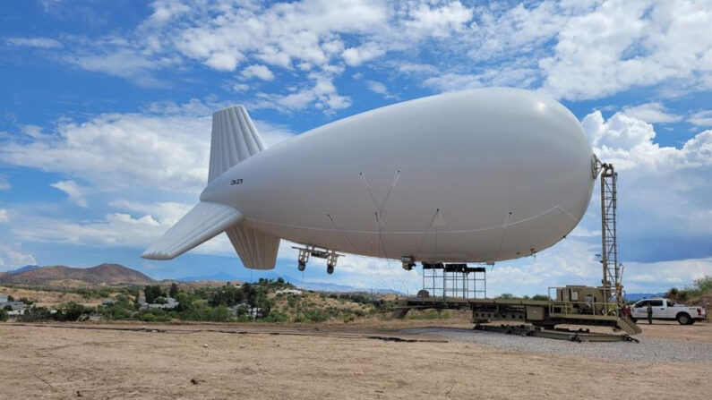 Fotografía cedida por la Oficina de Aduanas y Protección Fronteriza (CBP) donde se aprecia el aerostato que instalaron hoy miércoles en Nogales, Arizona, a un kilómetro y medio de la frontera con México y que permitirá la vigilancia permanente del área. EFE/CBP