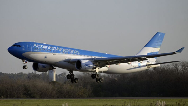 El avión de Aerolíneas Argentinas aterriza en el aeropuerto internacional de Ezeiza en la provincia de Buenos Aires, Argentina, el 8 de junio de 2021. (Juan Mabromata / AFP vía Getty Images)