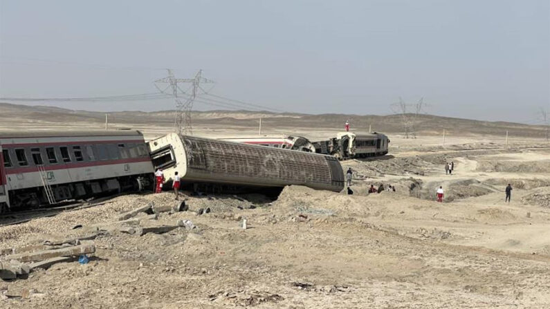Al menos 21 personas murieron y otras 86 resultaron heridas este miércoles tras descarrilar un tren en el este de Irán después de chocar con una excavadora. Imagen cedida por la IRCS. EFE/EPA