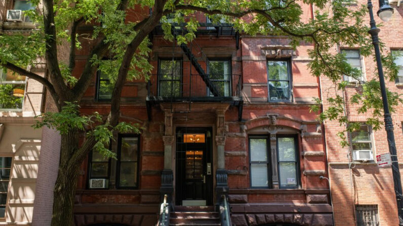 Un edificio de apartamentos de alquiler regulado en el barrio de West Village el 29 de julio de 2020 en la ciudad de Nueva York (EE.UU.). (Scott Heins/Getty Images)
