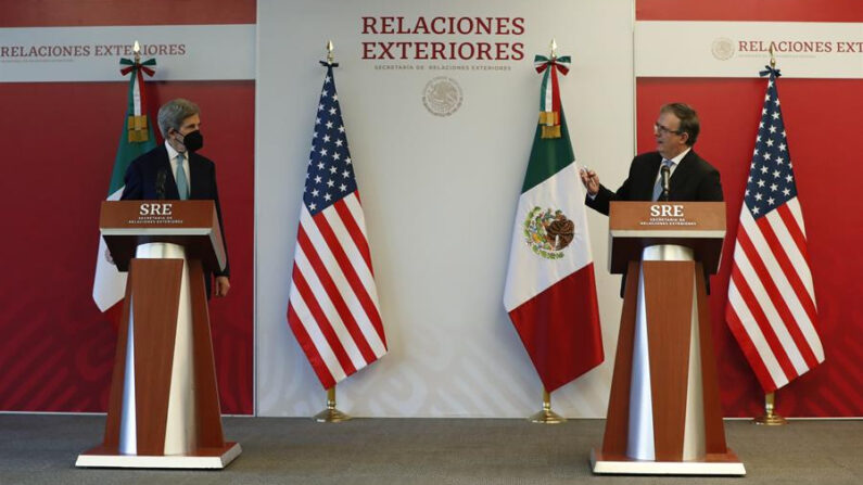 Fotografía de archivo del enviado especial presidencial para el Clima de la Casa Blanca, John Kerry (i), participando en una rueda conjunta con el canciller mexicano Marcelo Ebrard (d), en la Ciudad de México (México). EFE/José Méndez
