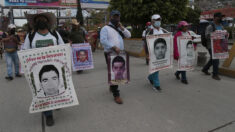 Padres del caso Ayotzinapa vandalizan instalaciones de la Marina mexicana