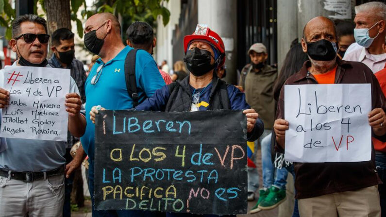 Varias personas protestan para exigir la liberación de cuatro miembros del partido Voluntad Popular, el 10 de junio de 2022, en las inmediaciones del Palacio de Justicia, en Caracas (Venezuela). EFE/ Miguel Gutiérrez