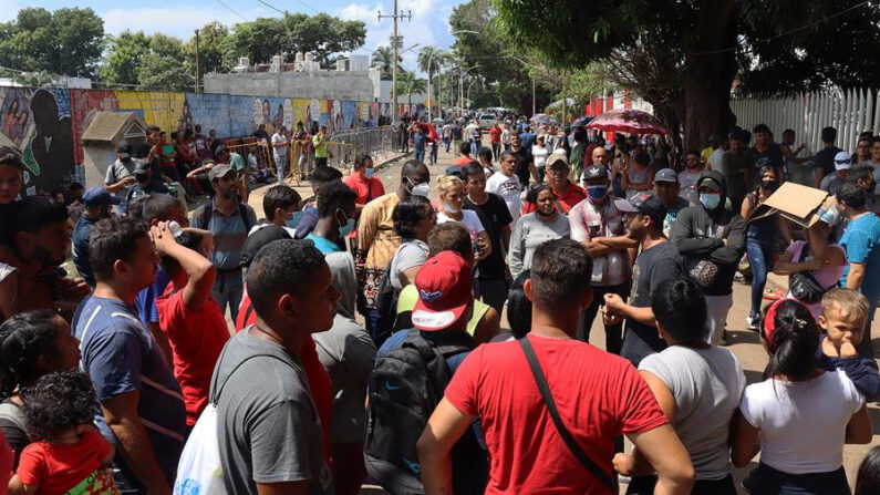 Cientos de migrantes permanecen en espera de documentos migratorios, el 27 de junio de 2022, en el municipio de Tapachula, en el estado de Chiapas (México). EFE/Juan Manuel Blanco