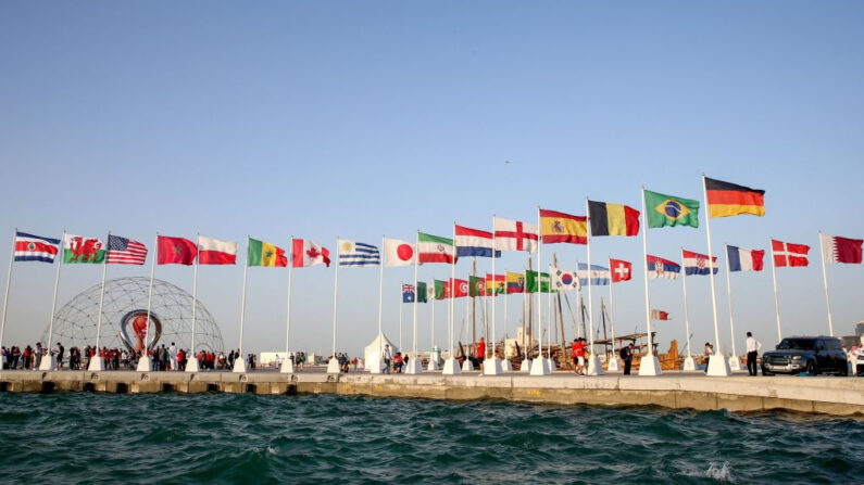Una vista general muestra las banderas de los países clasificados para la Copa del Mundo de 2022 en la capital qatarí, Doha, durante una ceremonia de izado de banderas de los últimos países que quedan por clasificarse, el 16 de junio de 2022. (Mustafa Abumunes/AFP vía Getty Images)