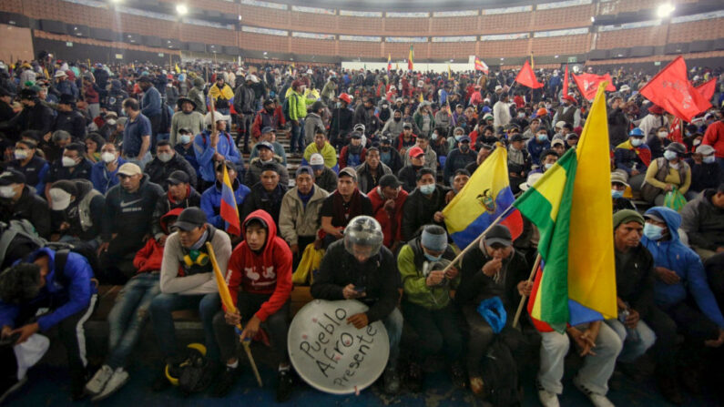 Indígenas asisten a una asamblea popular para tomar decisiones del día, en la Casa de la Cultura, en Quito (Ecuador), el 24 de junio de 2022. (Cristina Vega Rhor/AFP vía Getty Images)