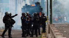Dieciocho vehículos calcinados en incendio de una base de Policía de Ecuador