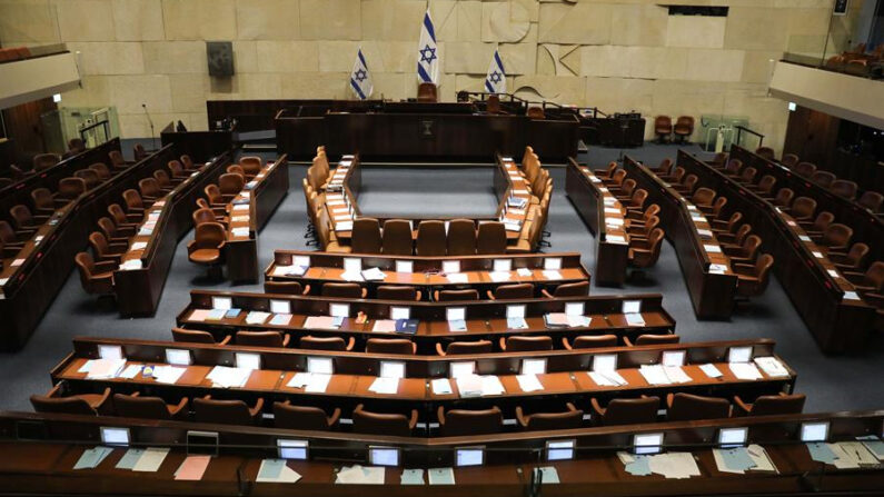 El Parlamento israelí aprobó este jueves su disolución y convocó nuevas elecciones para noviembre, dando por terminado un período de poco más de un año de un Ejecutivo compuesto por partidos de todo el arco político. EFE/EPA/Abir Sultan