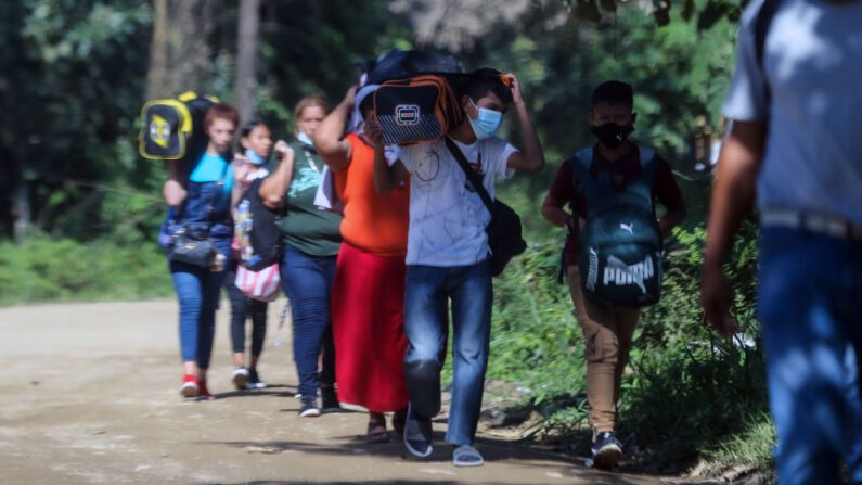 Migrantes que quieren llegar a Estados Unidos, en su mayoría hondureños y nicaragüenses, se dirigen a la frontera entre Honduras y Guatemala, en Corinto, Honduras, el 15 de enero de 2022. (Wendell Escoto / AFP vía Getty Images)