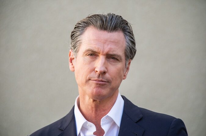 El gobernador de California, Gavin Newsom, habla en un centro de veteranos en Los Ángeles, California, el 10 de noviembre de 2021. (John Fredricks/The Epoch Times)
