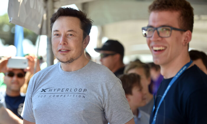 El fundador de SpaceX y Tesla, Elon Musk (izq.), visita al equipo de WARR Hyperloop en la competición 2018 de SpaceX Hyperloop Pod, en Hawthorne, California, el 22 de julio de 2018. (Robyn Beck/AFP vía Getty Images)