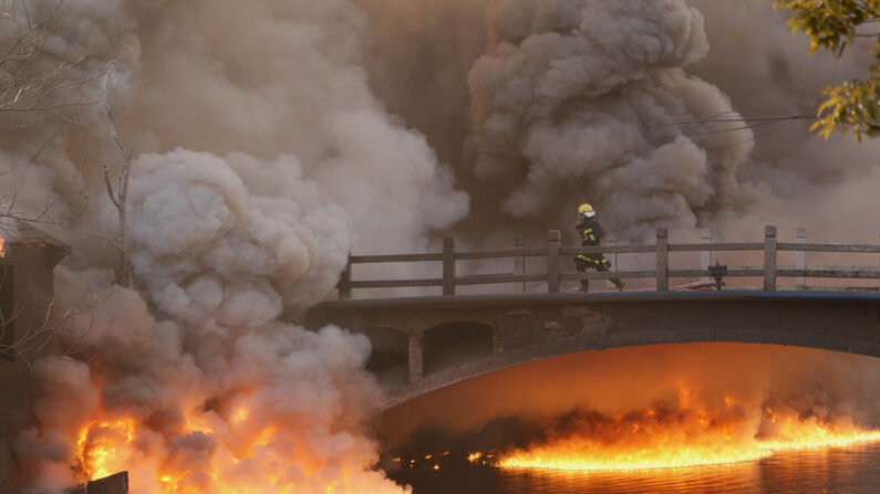 En una fotografía de archivo, las llamas y el humo se elevan después de una explosión en una planta química el 23 de febrero de 2011 en Wuxi, China. (Getty Images)