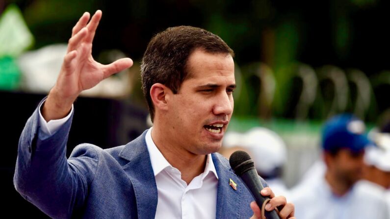 El opositor de Venezuela, Juan Guaidó, se dirige a sus seguidores durante un mitin, como parte de la "Operación Libertad", en Chacaito, Caracas, Venezuela, el 27 de abril de 2019. (Federico Parra/AFP vía Getty Images)
