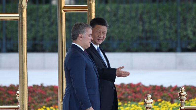 El presidente de Colombia, Iván Duque Márquez (izq.), y el líder de China, Xi Jinping (der.), durante una ceremonia de bienvenida fuera del Gran Salón del Pueblo en Beijing el 31 de julio de 2019. (WANG ZHAO/AFP vía Getty Images)