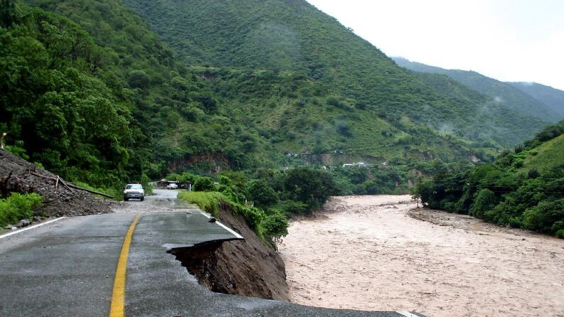 Una ruta se ve seriamente afectada el 06 de octubre de 2005 después del paso de la tormenta tropical Stan por la zona fronteriza con Guatemala en el municipio de Mazapa de Madero, estado de Chipas, al sur de México. (Oscar Leon/AFP vía Getty Images)
