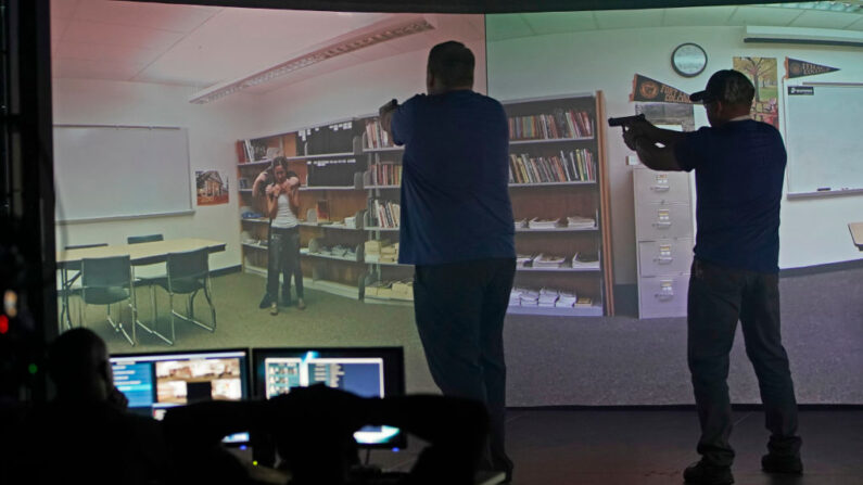 Los maestros de Utah interactúan con un simulador de video que crea un escenario de tirador activo en una escuela durante una sesión de entrenamiento el 25 de septiembre de 2019 en Provo, Utah. (George Frey/Getty Images)
