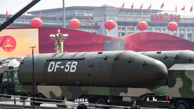 Vehículos militares que transportan misiles balísticos intercontinentales DF-5B participan en un desfile militar en la plaza de Tiananmen en Beijing el 1 de octubre de 2019. (Greg Baker/AFP vía Getty Images)
