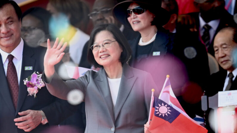 La presidenta de Taiwán, Tsai Ing-Wen, saluda durante las celebraciones del Día Nacional frente al Palacio Presidencial en Taipéi el 10 de octubre de 2019. (Sam Yeh/AFP vía Getty Images)
