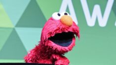 Elmo anuncia vacuna COVID-19 para niños menores de 5 años