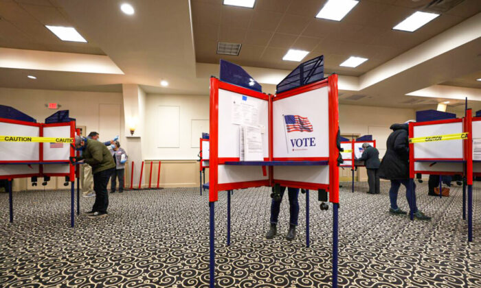 Área de votación en el Centro de Herencia Italiana, en Portland, Maine, en una foto de archivo. (Michael M. Santiago/Getty Images)
