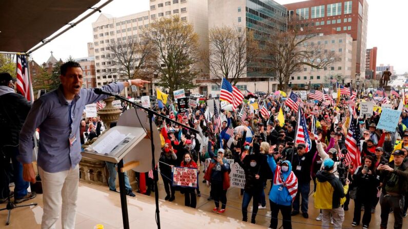 Ryan Kelley, un organizador de la protesta, para el Rally Patriota Americano organizado por Michigan United for Liberty para la reapertura de los negocios, se encuentra en las escaleras del Capitolio del Estado de Michigan en Lansing, Michigan, el 30 de abril de 2020. (JEFF KOWALSKY/AFP vía Getty Images)
