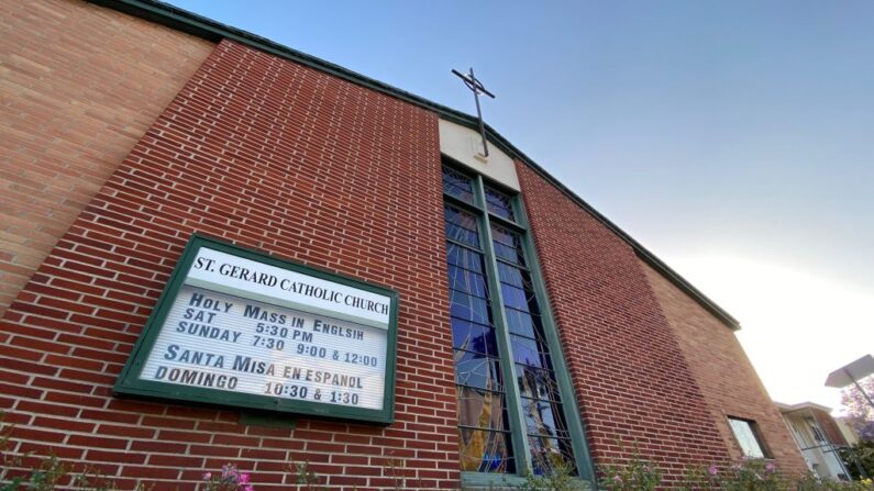 Un viejo cartel que anuncia la hora de la misa se ve en la fachada de la cerrada iglesia católica de San Gerardo Majella en Los Ángeles, California, el 23 de mayo de 2020. (Chris Delmas/AFP vía Getty Images)
