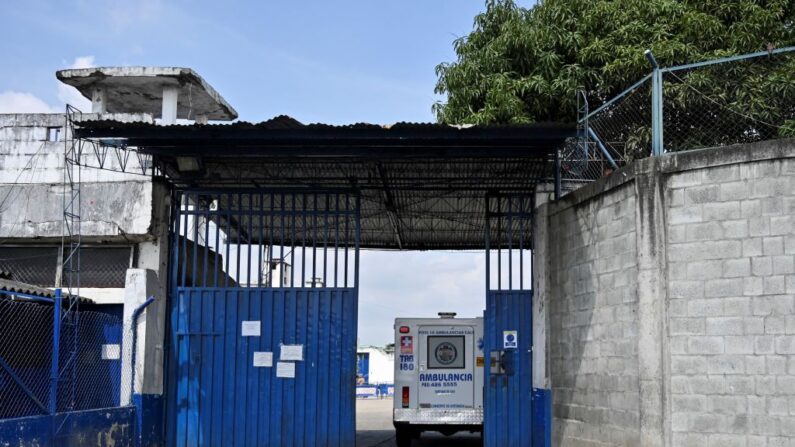 Imagen de archivo de entrada de ambulancia en cárcel de Colombia. (LUIS ROBAYO/AFP vía Getty Images)