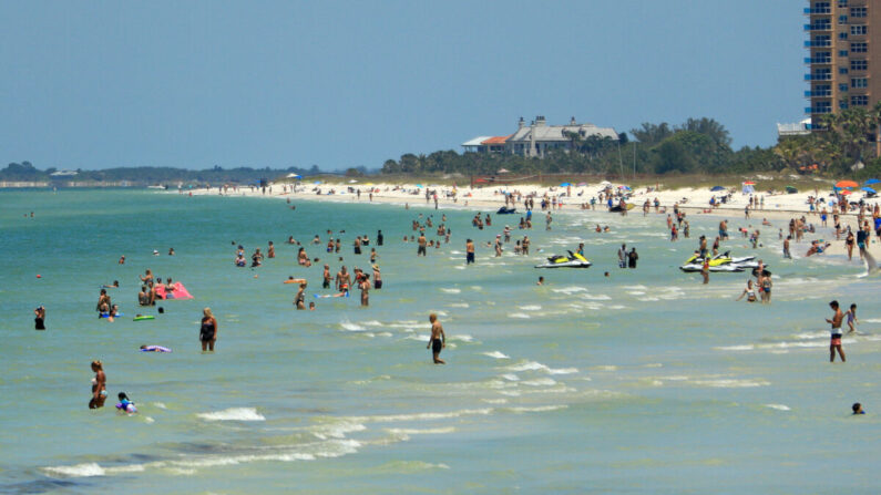 La gente visita la playa después de que el gobernador Ron DeSantis abriera las playas a las 7 de la mañana el 04 de mayo de 2020, en Clearwater, Florida. (Foto de Mike Ehrmann/Getty Images)
