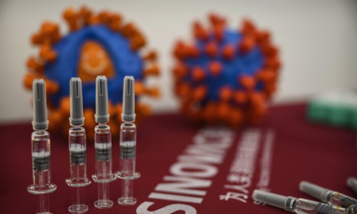 Jeringas de la vacuna contra COVID-19 CoronaVac expuestas por la empresa Sinovac Biotech durante una conferencia de prensa en Pekín el 24 de septiembre de 2020. (Kevin Frayer/Getty Images)