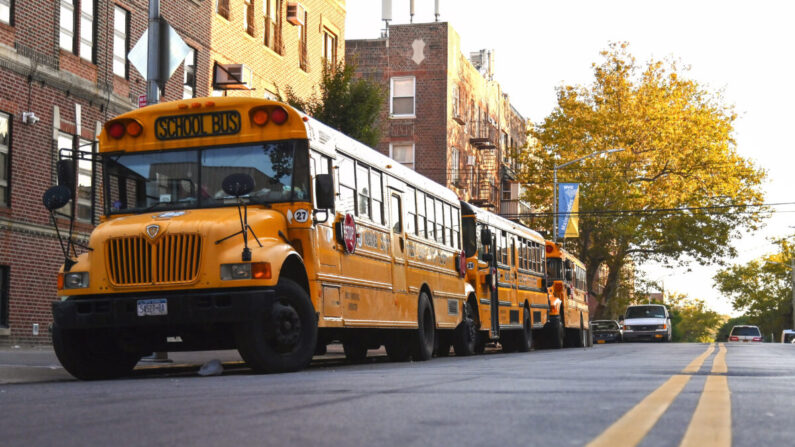 Los autobuses escolares se ven estacionados en el barrio de Brooklyn de Borough Park en la ciudad de Nueva York el 6 de octubre de 2020. (Angela Weiss/AFP vía Getty Images)
