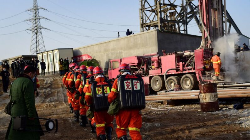 Esta foto tomada el 13 de enero de 2021 muestra a los rescatistas trabajando en el lugar de la explosión de la mina de oro en China. (STR/AFP vía Getty Images)