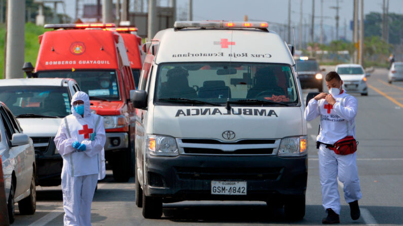 En una imagen de archivo se ve una ambulancia de la Cruz Roja se ve en Ecuador, el 24 de febrero de 2021. (Jose Sánchez Lindao / AFP vía Getty Images)